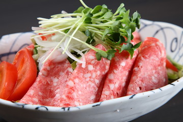 ソフトサラミとカイワレ大根のサラダ