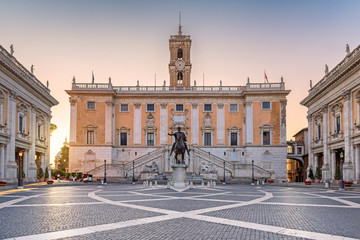 Naklejka premium Wschód słońca na Capitol w Rzymie, Włochy. Piazza del Campidoglio na Kapitolu, Rzym, Włochy.