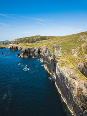 Obraz premium Castle in island above the sea in Ireland