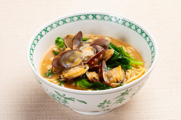 レタスとアサリの豚骨ラーメン