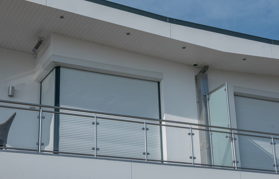Fenster mit Rolladen und Balkonbr&uuml;stung