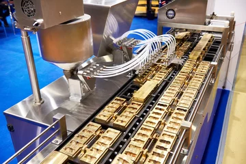 Foto auf Acrylglas Süßigkeiten Chocolate candy making machine