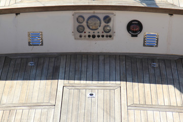 Obraz na płótnie Canvas imbarcazione caratteristica di legno con strumenti di navigazioni datate sul lago di Garda