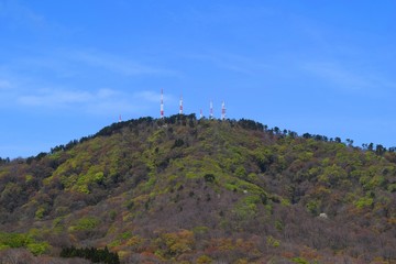Fototapeta premium 高館山 ／ 山形県鶴岡市大山にある、標高273.2mの低山です。林野庁の「自然休養林」、「森林浴の森100選」にも指定されています。高館山には、庄内地方の基幹中継局となる、山形県各放送局の鶴岡中継局があり、庄内海浜県立自然公園の一部にも指定されています。