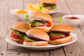 Mini burgers. 
