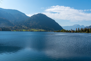 Grundlsee mit bunten Laubbäumen und Herbstblättern, an einem wunderschönen Herbsttag