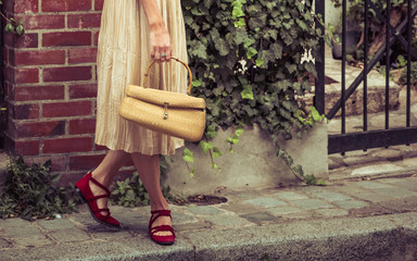 femme aux chaussures rouges