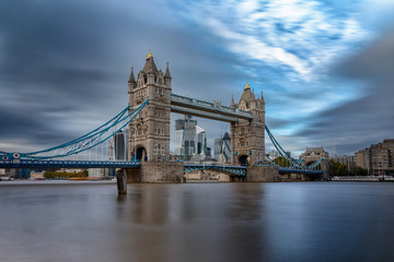 Das Wahrzeichen Londons: die Tower Bridge an einem bewölktem Tag im Herbst