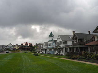Fototapeta na wymiar Gingerbread Häuser bei bewölktem Himmel in Oak Bluffs, Massachusetts
