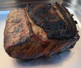 Rumpsteaks und Schweine Bauchfleisch in Honig BBQ Marinade auf einem Grill zubereitet