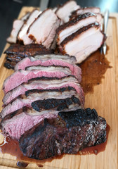 Rumpsteaks und Schweine Bauchfleisch in Honig BBQ Marinade auf einem Grill zubereitet