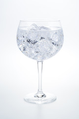 Copa de ginebra y tónica sobre fondo blanco