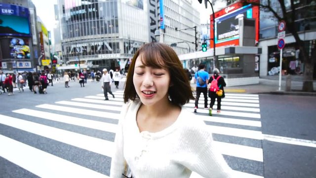 渋谷スクランブル交差点・歩く女性・主観映像・デート　友達　スローモーション