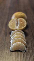 Mandarina sobre mesa