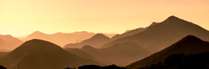 Bergsilhouette in den Alpen, Panorama
