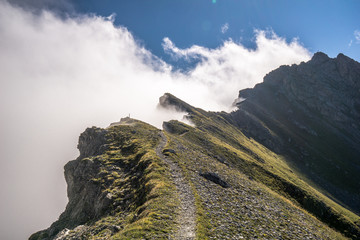 Fototapeta na wymiar Berge mit Wolken - Bergkamm in den Allgäuer Alpen