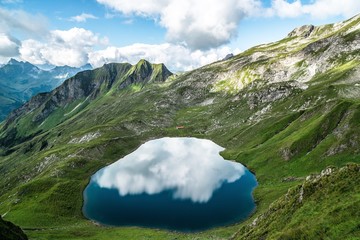 Bergsee in den Allgäuer Alpen - Blaue Seen vor Bergkulisse mit Spiegelung und Wolken