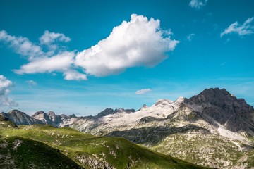 Berge in den Allg&auml;uer Alpen - Blick &uuml;ber Gipfel mit blauem Himmel