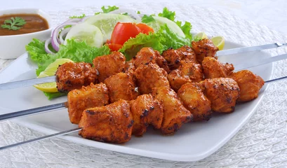 Foto op Plexiglas anti-reflex Chicken Boti Kebab, Delicious spicy and marinated boneless chicken meat cooked on charcoal flame. © Jehangir Hanafi