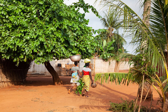 Donne in un villaggio in Benin, Africa