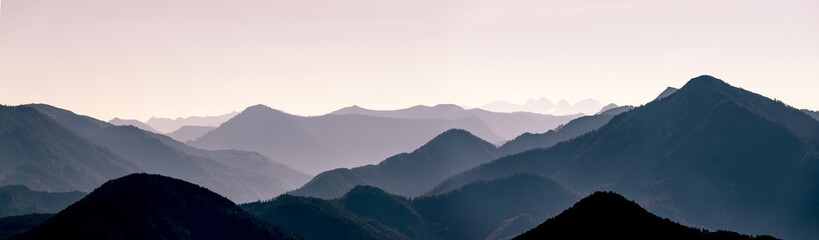 Bergsilhouette in den Alpen, Panorama
