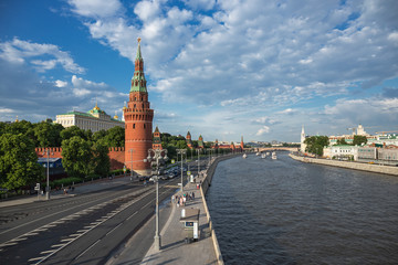 Obraz premium View of the river Moscow with walking ship, Kremlevskaya Embankment and towers of the Moscow Kremlin