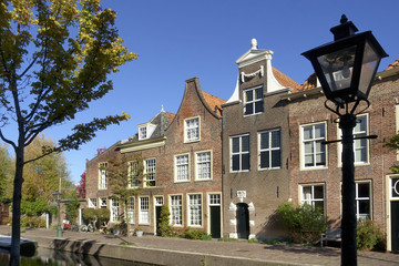 Fototapeta na wymiar Houses on Doelengracht canal in Leiden