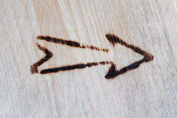 Pfeil, organisches Branding auf Holz