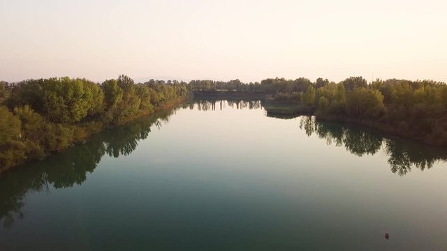Vista aerea di un bellissimo lago blu con strada nel mezzo.
