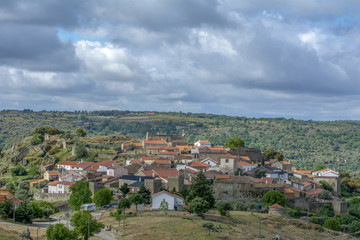 Fototapeta na wymiar vista de Castelo Mendo, pueblo histórico en el distrito de Guarda. Portugal.