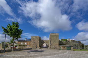 Puerta de la muralla de Castelo Mendo, pueblo histórico en el distrito de Guarda. Portugal.