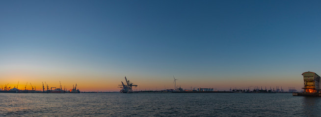 Landungsbr&uuml;cken und der Hamburger Hafen