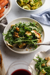 Arugula salad with walnuts and baked apples