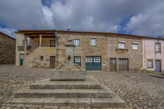 una calle del pueblo histórico de Castelo Mendo en Portugal