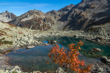 paysage de montagne avec lac à l' automne dans les Alpes , Massif de Belledonne, France