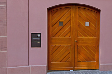 Naklejka premium Breite Einganstür aus Holz