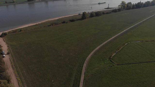 Flug &uuml;ber Felder zur Weser (Luftaufnahme, Drohne)
