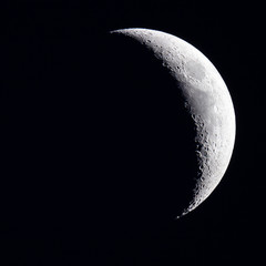 Naklejka premium Mond im Weltall am Nachthimmel Halbmond und Vollmond