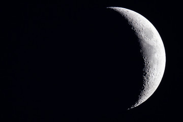 Fototapeta premium Mond im Weltall am Nachthimmel Halbmond und Vollmond