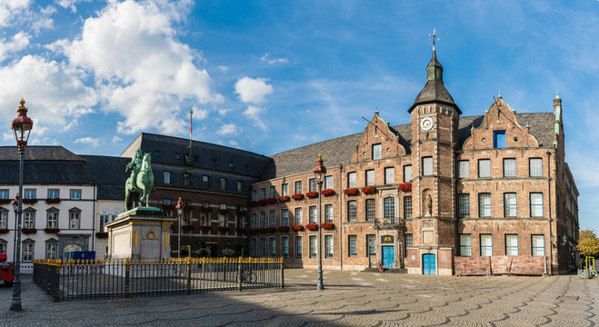Altes Rathaus und Jan Wellem Reiterstandbild auf dem Marktplatz in Düsseldorf