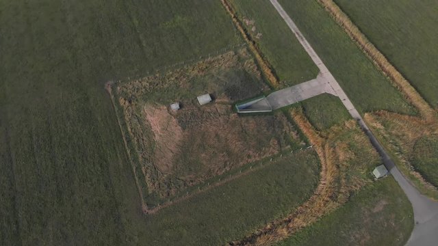 Kreisen &uuml;ber bunkerartigem Teil der Hochwasserschutzanlage am Elsflether Sand (Luftaufnahme, Drohne)
