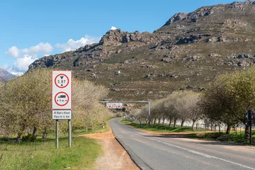 Deurstickers Warning signs at the start of the Bains Kloof Pass © dpreezg