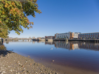 Obraz premium limerick city skyline ireland. beautiful limerick urban cityscape over the river shannon on a sunny day with blue skies.
