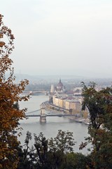 Puente de las cadenas, río Danubio y Parlamento de Budapest.