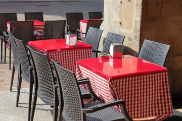 TAVOLINI ROSSI DI UN BAR, RED TABLES OF A BAR