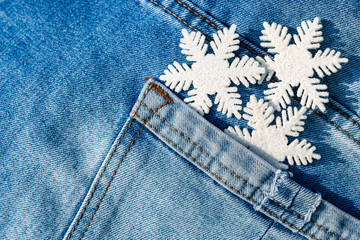 Drei Schneeflocken in einer Blue Jeans Hosentasche Hintergrund Winter Weihnachten