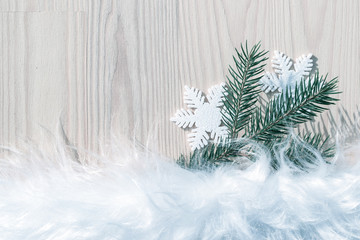 Winter oder Weihnachten Fest Dekoration Hintergrund einfach schlicht mit hellem Holz und Zweig mit Schneeflocken - 227975506