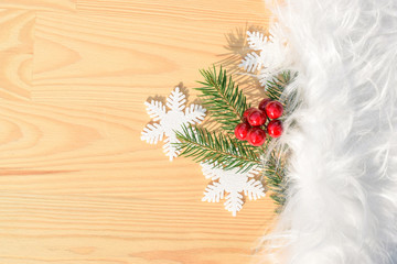 Winter oder Weihnachten Hintergrund einfach schlicht auf Holz mit Zweig und roten Beeren und...