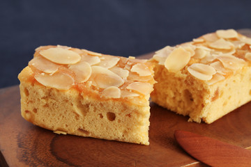 まな板にのせた アップル アーモンド パウンド ケーキ