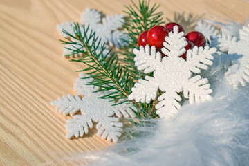 Winter oder Weihnachten Dekoration einfach schlicht auf Holz mit Zweig und roten Beeren und Schneeflocke